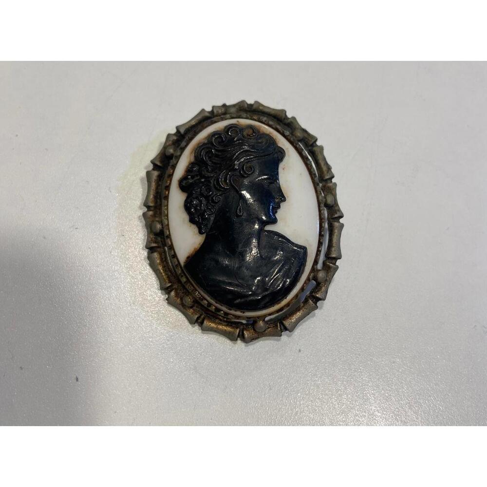 Vintage Cameo Brooch with Classical Profile